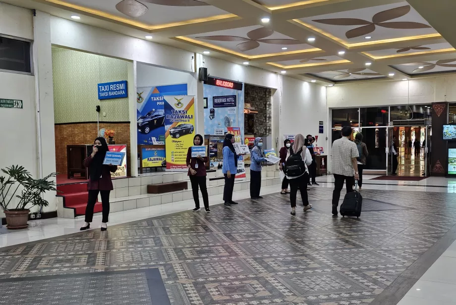 Comptoirs de taxis dans le hall d'arrivée