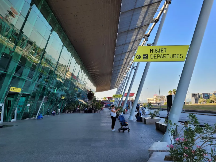 arrivée à l'aéroport de Tirana