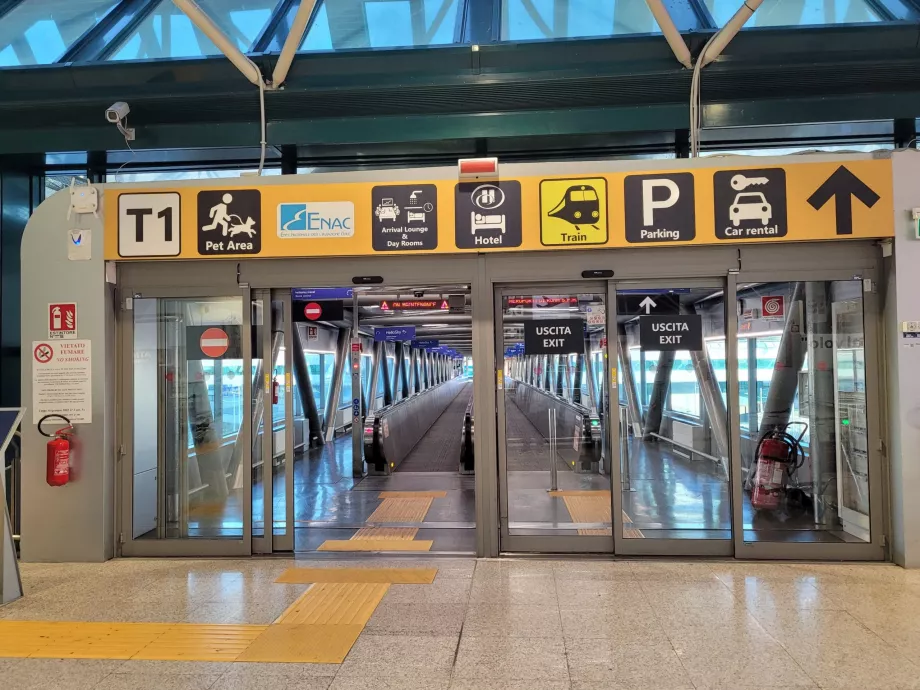 Le chemin vers le train depuis l'étage des départs du Terminal 3