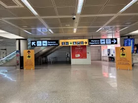 Le couloir menant au train se trouve au 2e étage du terminal 3.