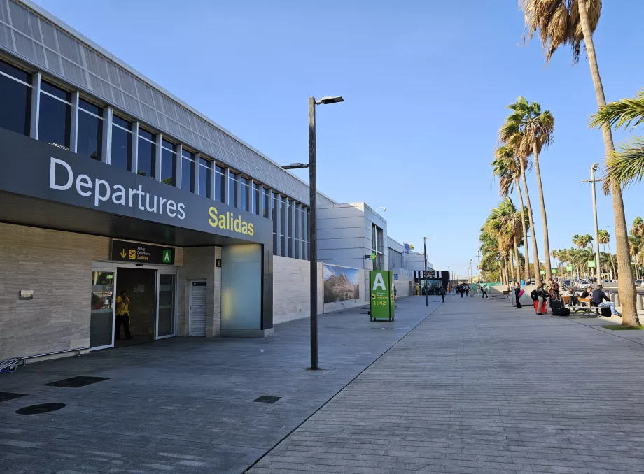 Terminal de l'aéroport TFS