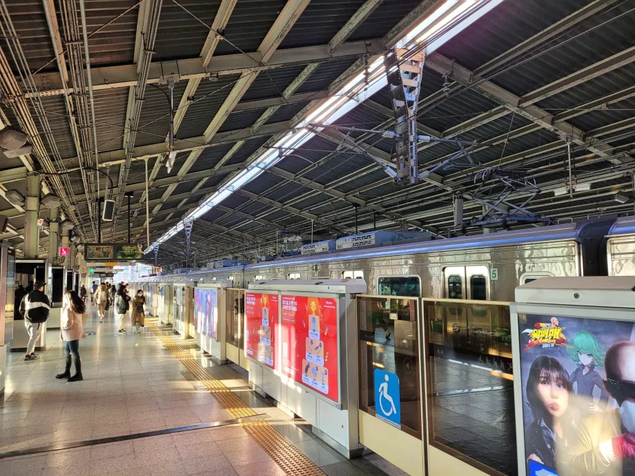 Quai de la station de métro de Séoul, Séoul