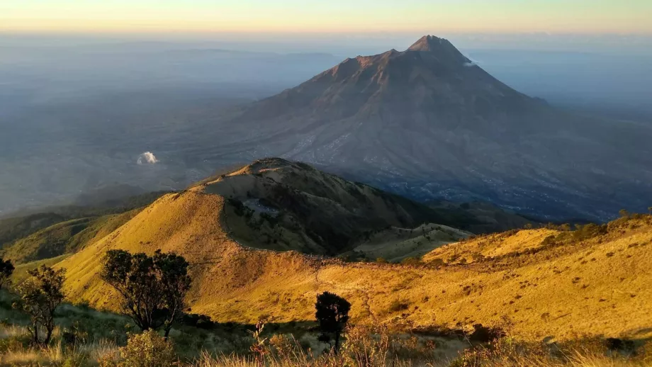 Vue du sommet du Mont Merbabu sur le volcan Merapi