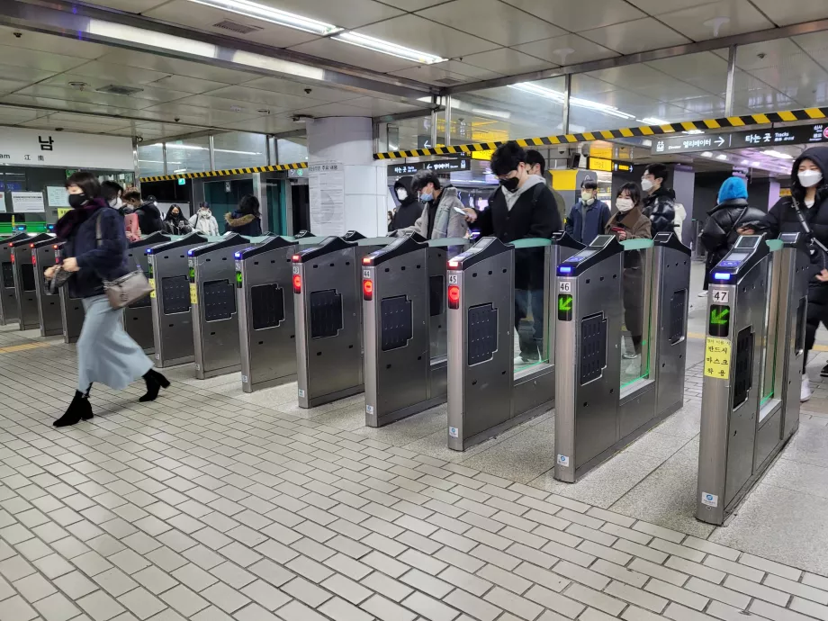 Tourniquets dans le métro, Séoul