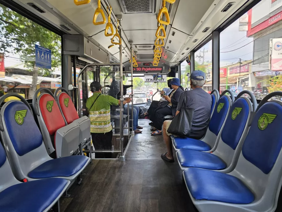 Intérieur des bus TransJogja