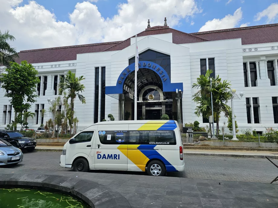 Arrêt de bus DAMRI devant la Banque d'Indonésie