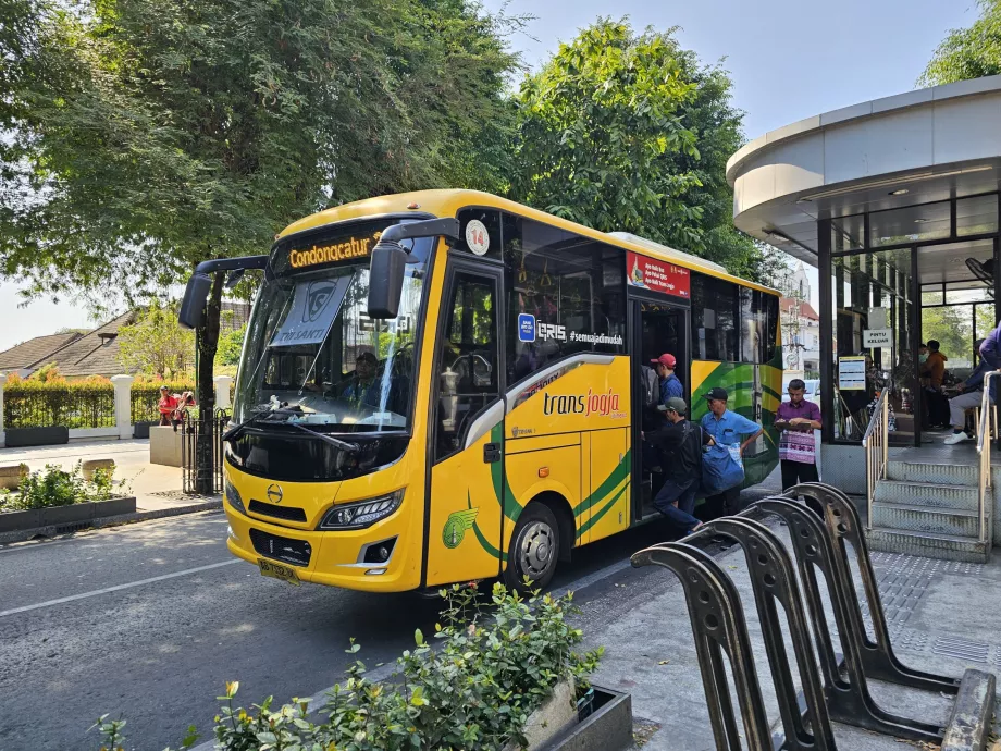 Bus TransJogja, embarquement au niveau de la rue