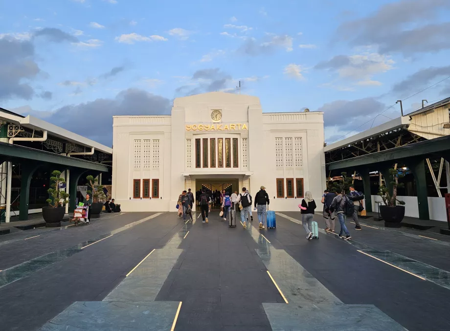 Entrée est de la gare de Yogyakarta