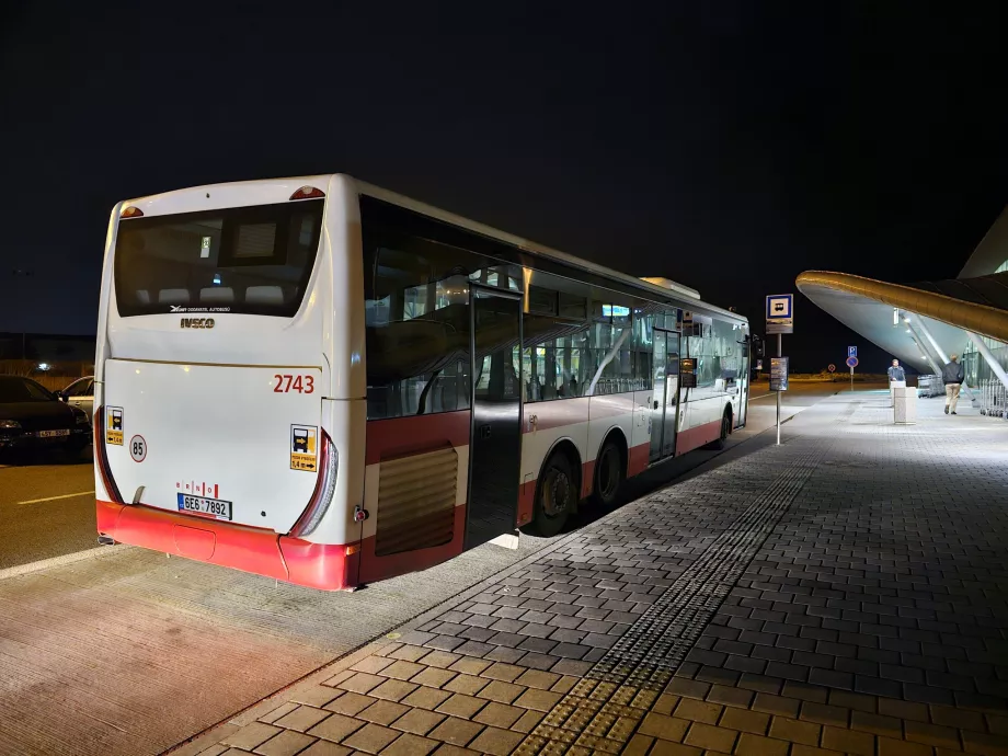 Arrêt de bus devant le terminal