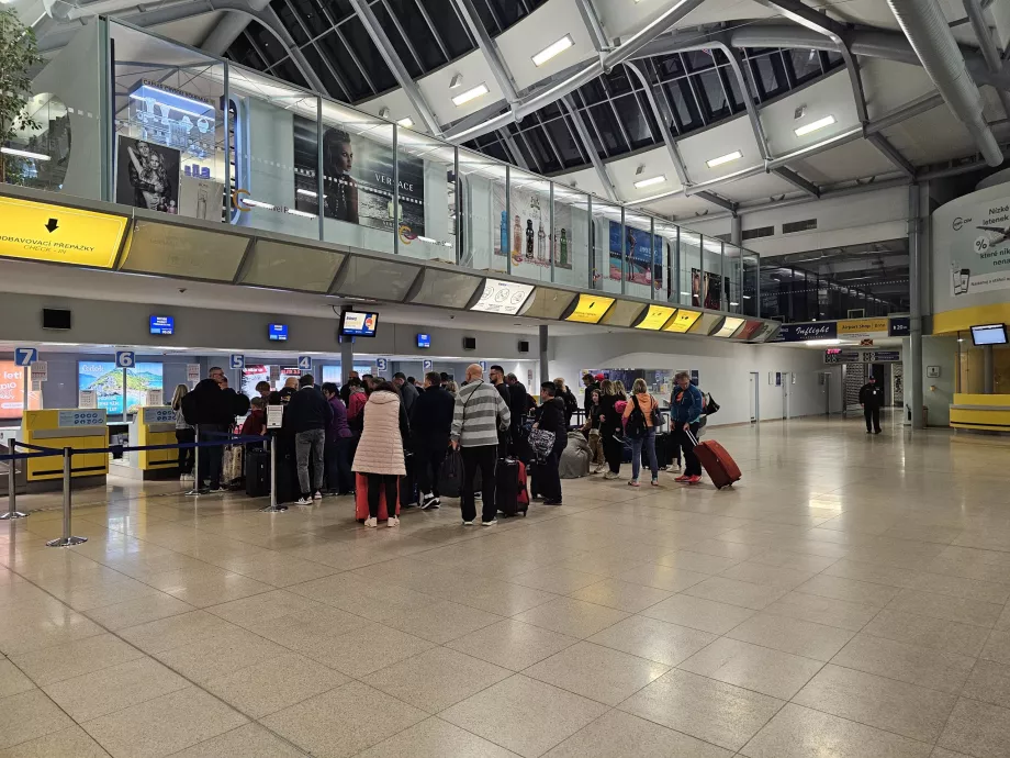 Hall des départs, aéroport BRQ