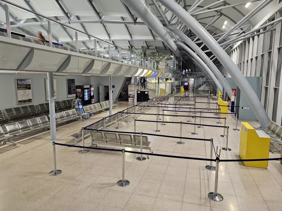 Zone de transit et portes d'embarquement, aéroport BRQ