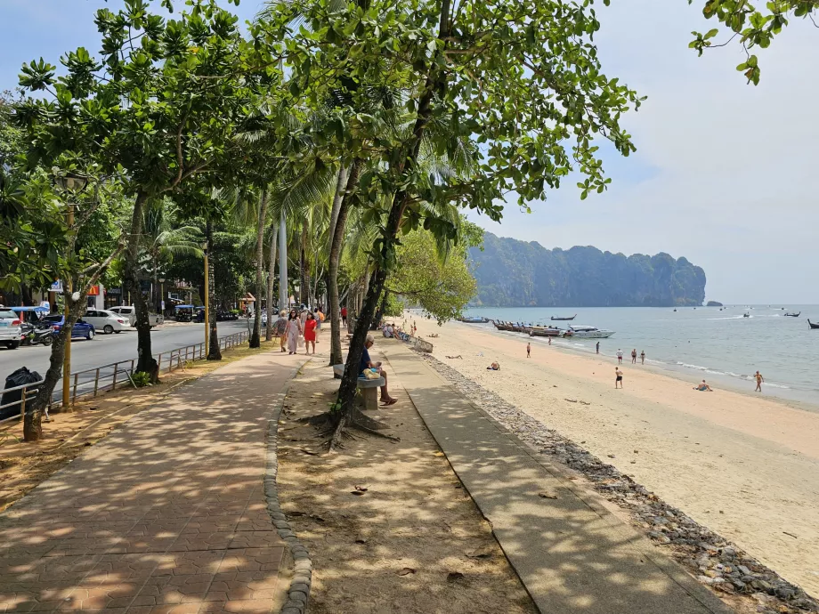 Promenade et plage d'Ao Nang