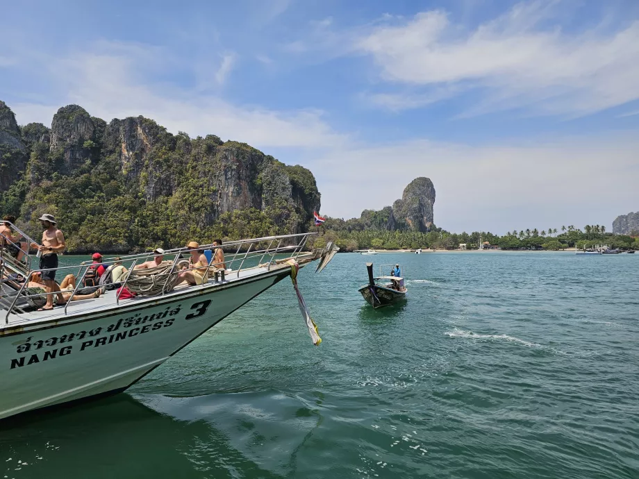 Amarrage de grands navires à Railay