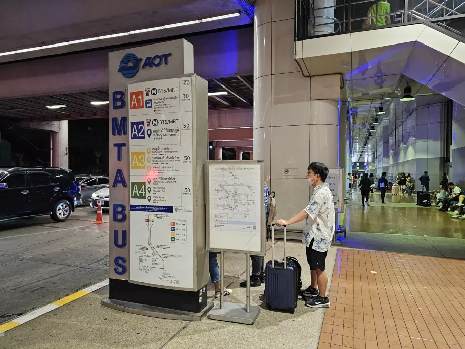 Arrêt de bus devant le terminal, DMK Airport