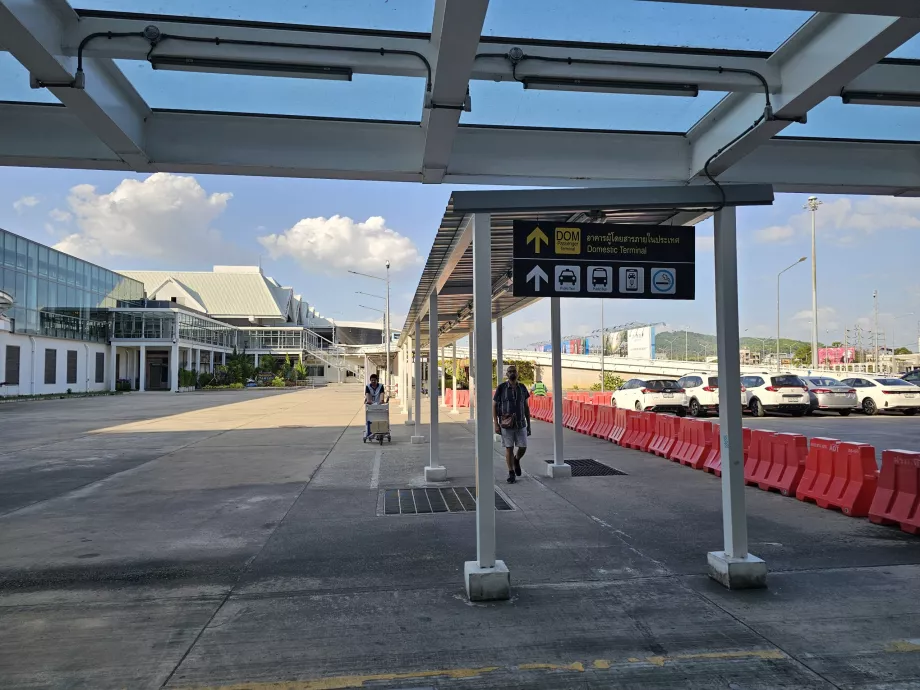 Outdoor pedestrian corridor between national and international terminals