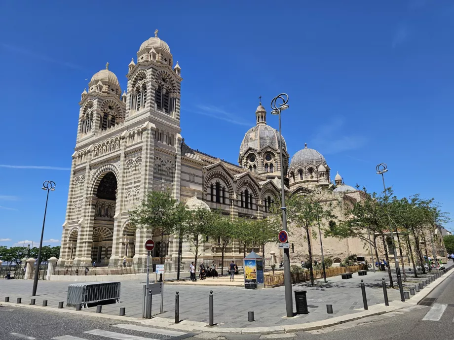 La vieille cathédrale en bas à droite