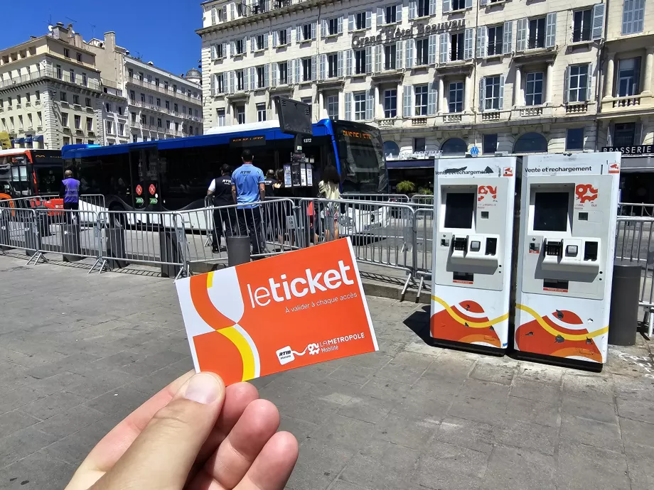 Ticket pour les transports publics à Marseille et distributeurs automatiques