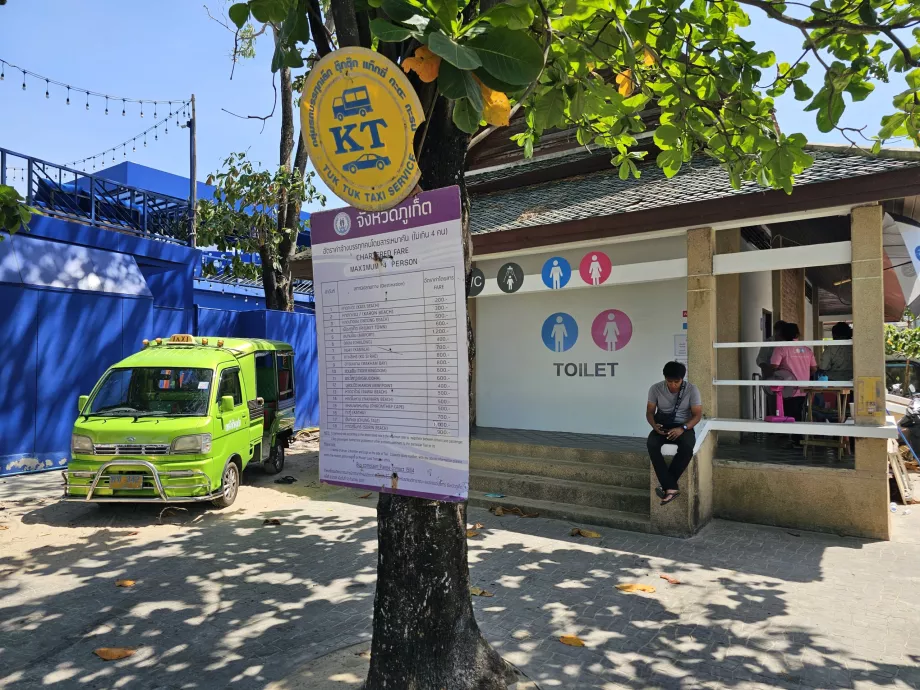 Toilettes sur la plage et prix des tuktuk, Kata