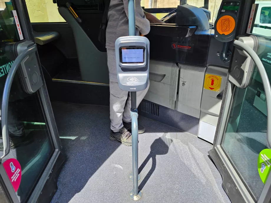 Valideur de billets dans le bus