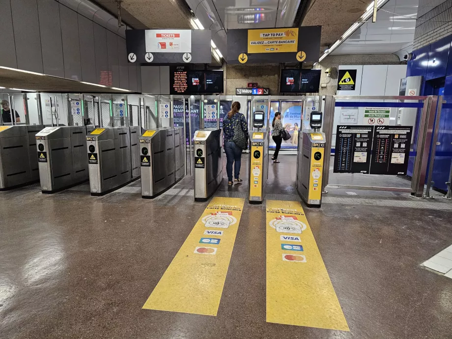 Tourniquets à l'entrée de la station de métro