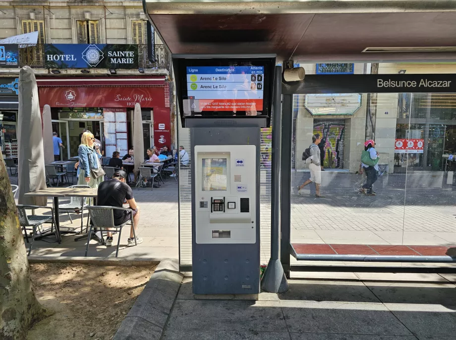 Distributeur de tickets à l'arrêt de tramway