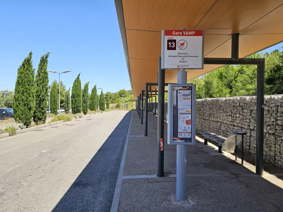 Arrêt de bus en direction de l'aéroport