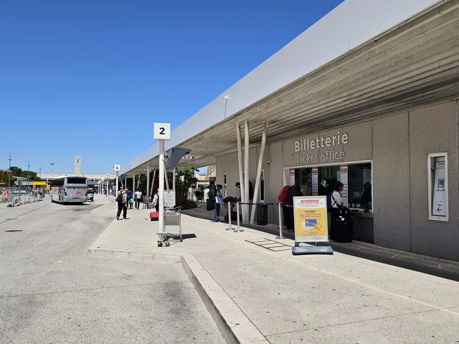 Billetterie, gare routière devant le terminal