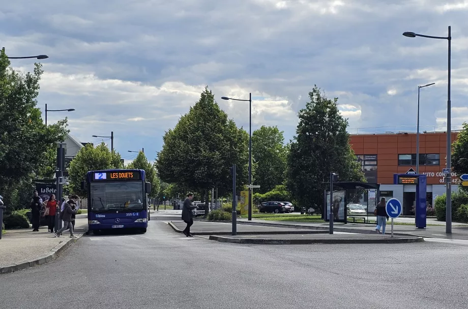 Bus ligne 2, arrêt en direction du centre à droite