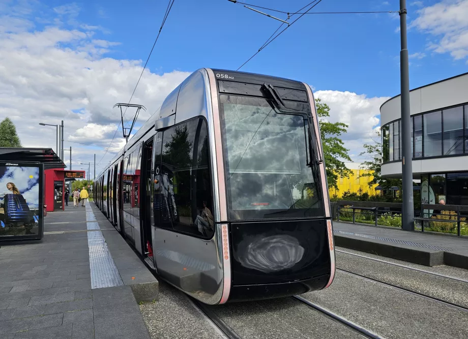 Tram à l'arrêt Vaucanson