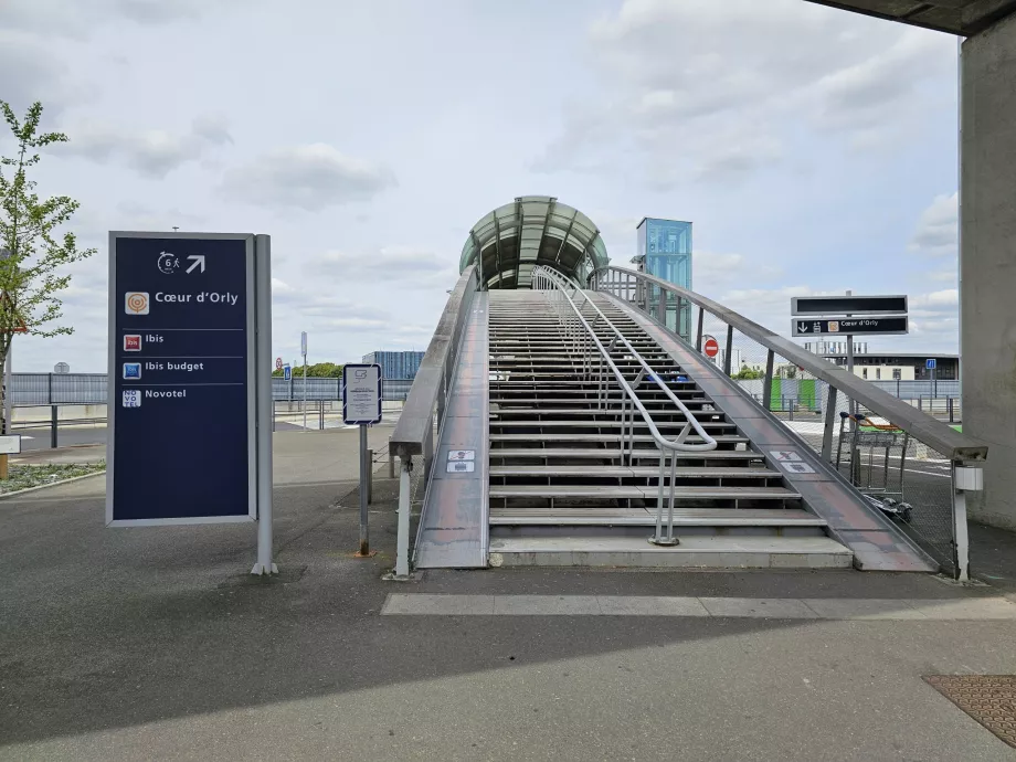 La route vers les hôtels d'aéroport