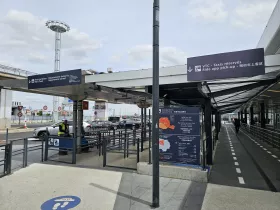 Stations de taxis et d'applications mobiles (Uber, Bolt), Terminal 4