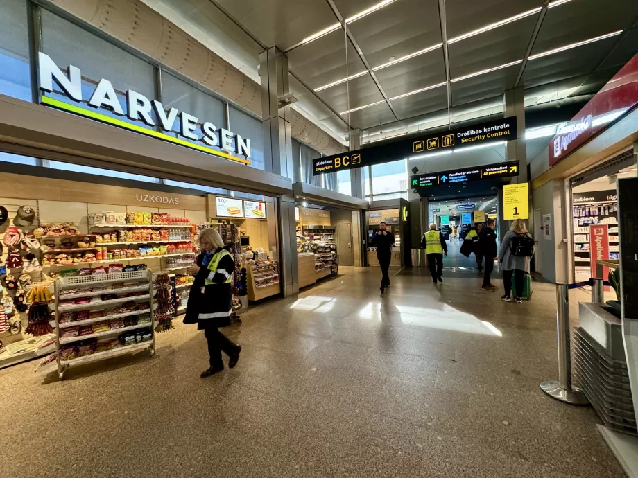 Narvesen newsagent and pharmacy before airport control