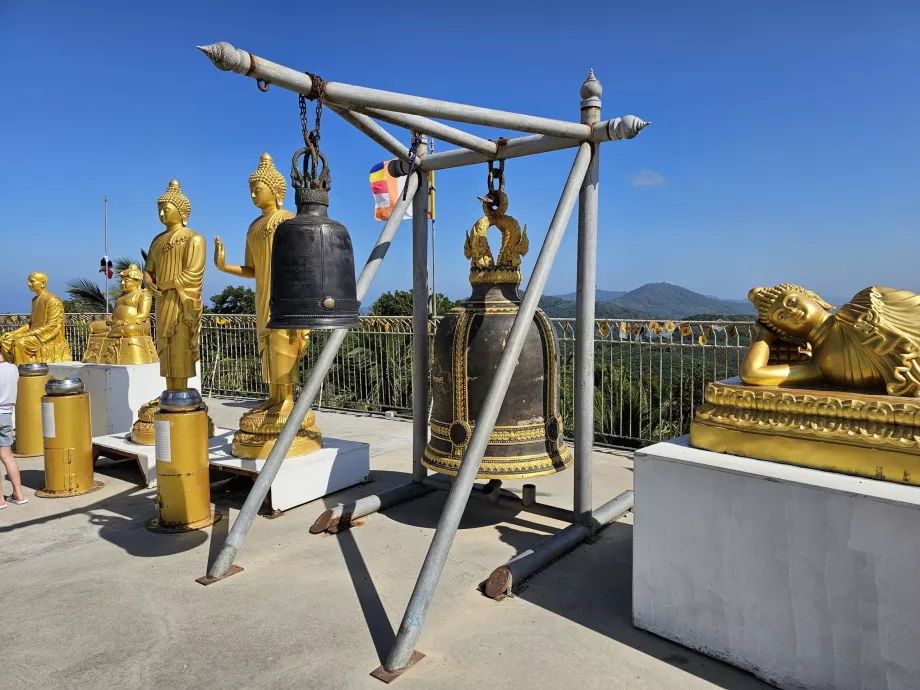 Statuettes en or autour du Grand Bouddha