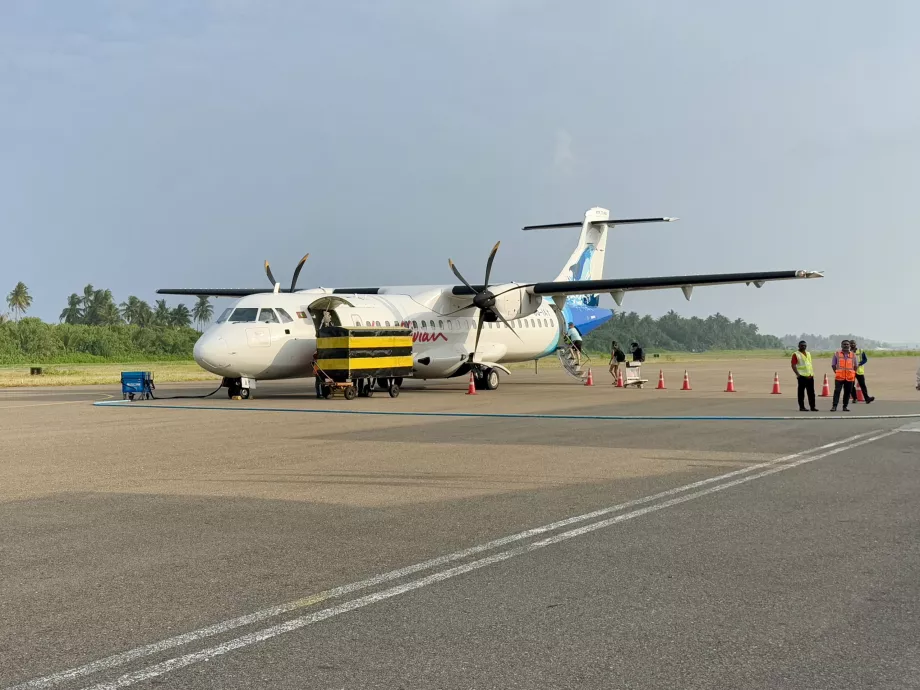 Avion maldivien ATR-72 à Kooddoo GKK