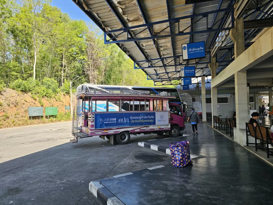 Bus rose à la gare routière 2