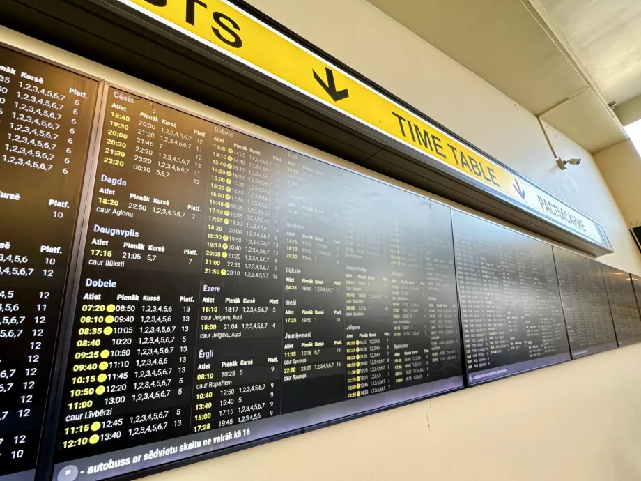 Tableau des horaires à la gare routière