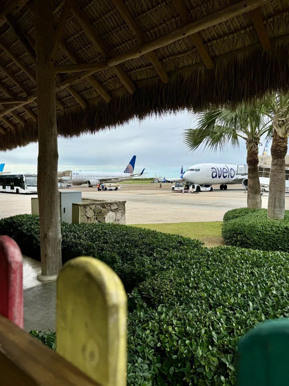 Vue de la zone aéroportuaire depuis l'aire de jeux