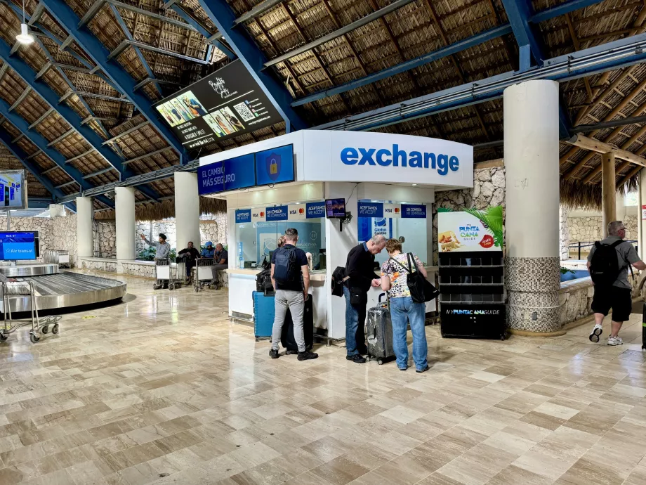 Bureau de change dans le hall des arrivées