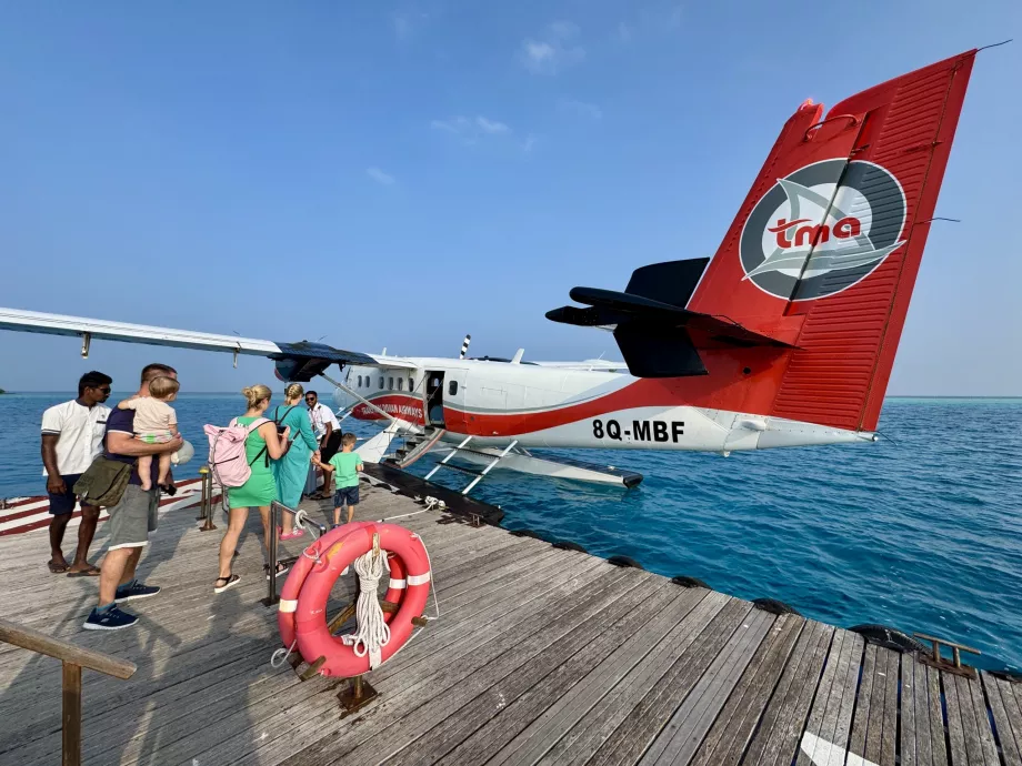 Embarquement dans un avion au milieu de la mer