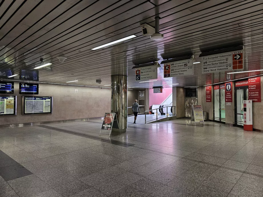 Sortie vers l'arrêt de trolleybus à la station de métro Nádraží Veleslavín