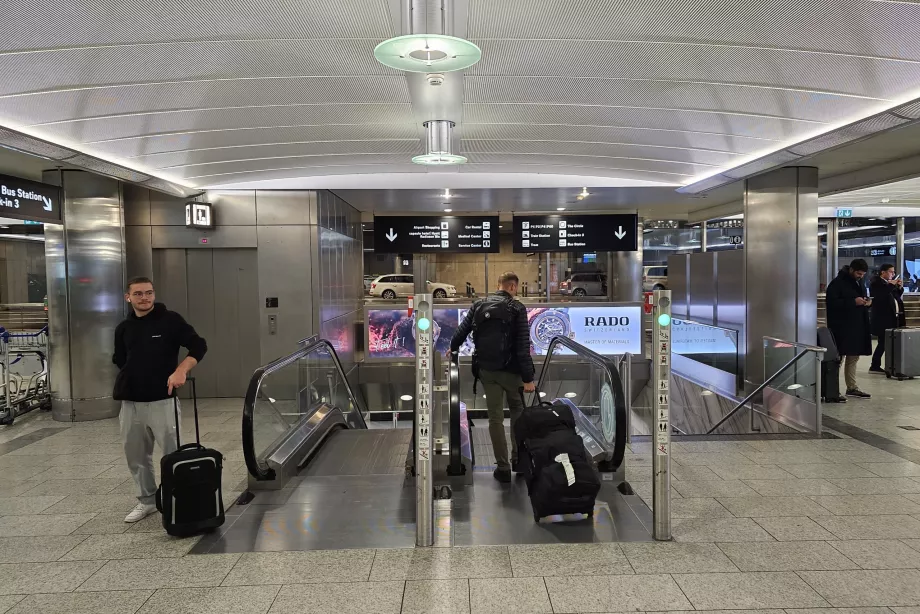 Le chemin entre les halls d'arrivée et le train, le bus et le tramway