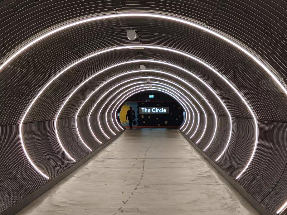 Tunnel vers le centre commercial "The Circle