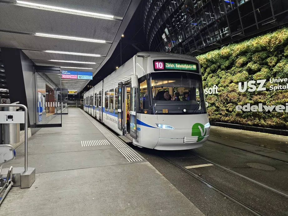 Arrêt de tramway à l'aéroport