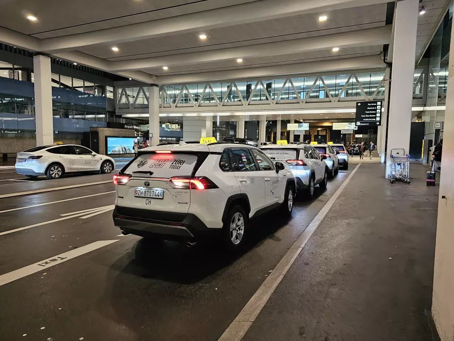 Station de taxis devant le hall d'arrivée