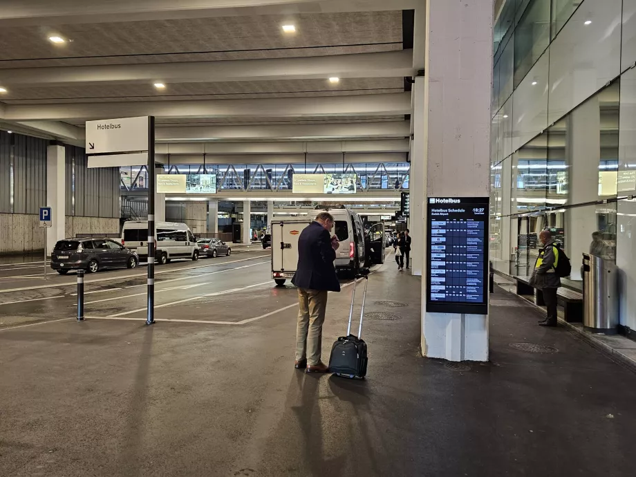 Arrêt du bus de l'hôtel devant le hall d'arrivée