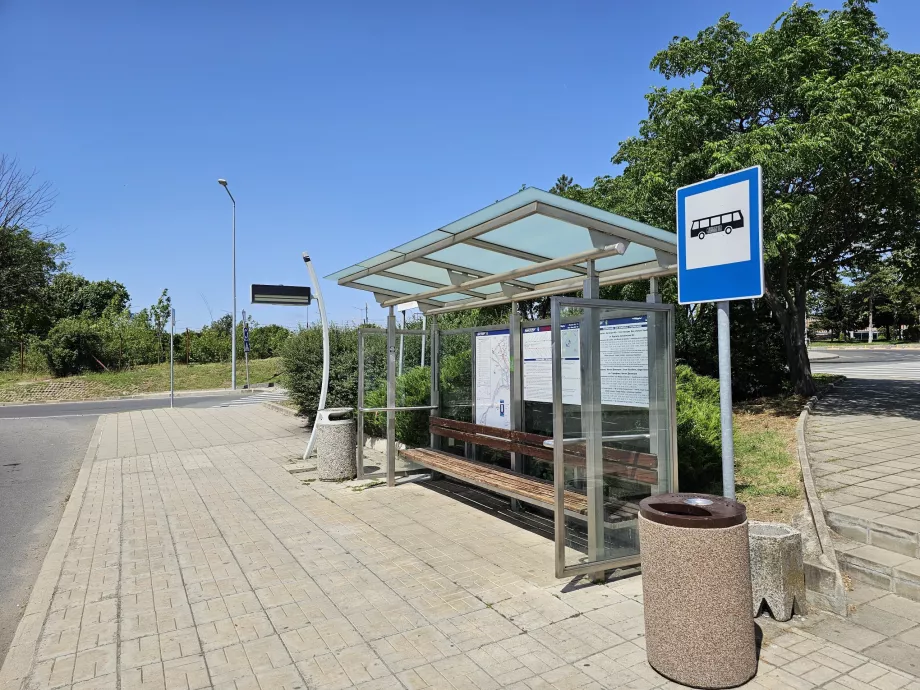 Arrêt au rond-point - ligne 15 en direction du centre, ligne 15A en direction de Sarafovo