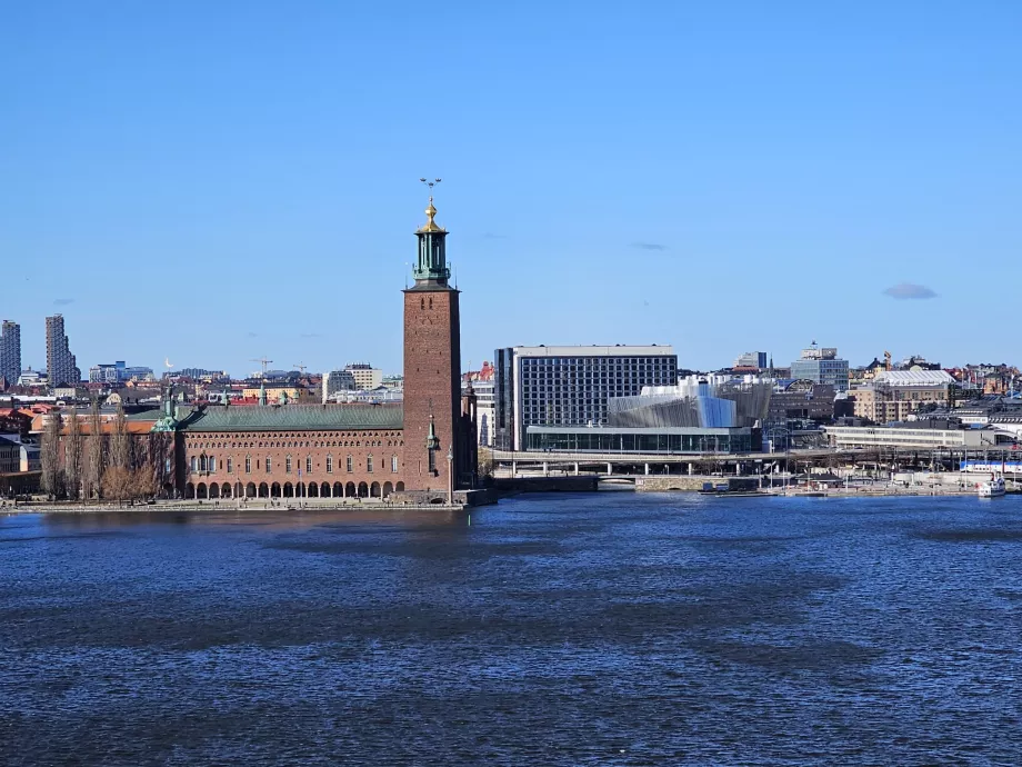 Vue de l'hôtel de ville de Stockholm depuis Mariaberget