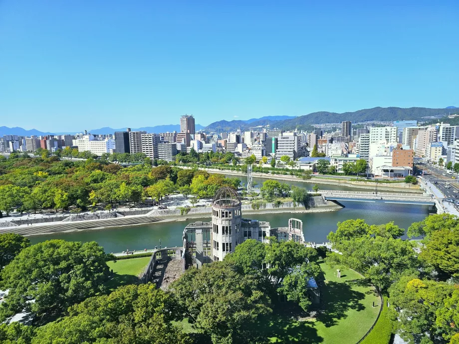 Tour Orizuru, vue du Mémorial de la Paix d'Hiroshima