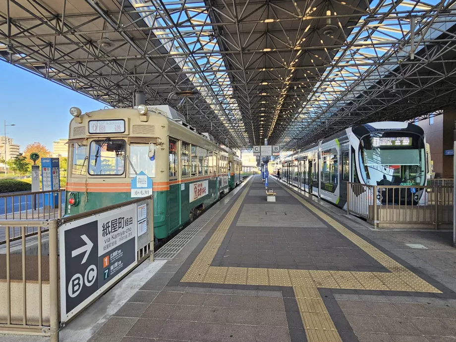 Arrêt de tramway dans le port