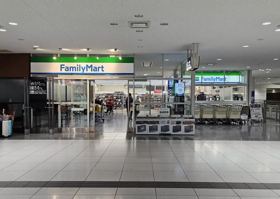 Family Mart sur le quai de gare